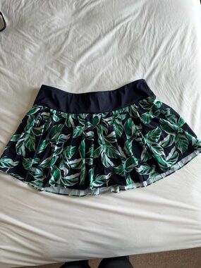 Tommy Bahama Navy Blue Active Skirt with Green Leaf Print